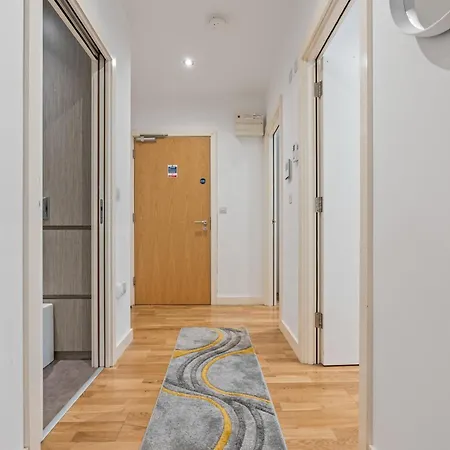 Spacious Flat - Sleeps 8 - View Centre *