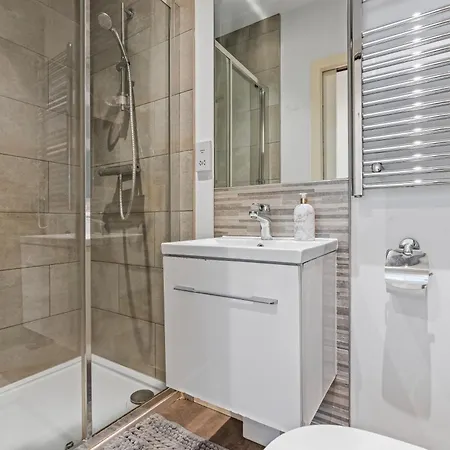 Spacious Flat - Sleeps 8 - View Centre