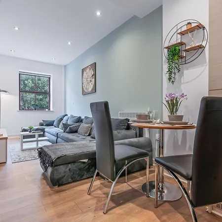 Spacious Flat - Sleeps 8 - View Centre *