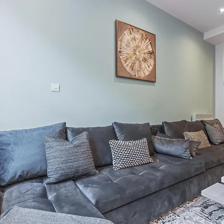 Spacious Flat - Sleeps 8 - View Centre Apartman *