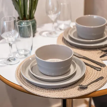 Spacious Flat - Sleeps 8 - View Centre *