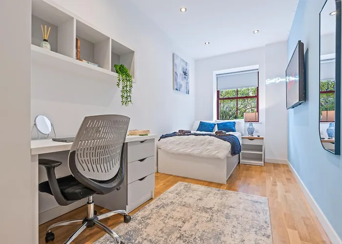 Spacious Flat - Sleeps 8 - View Centre