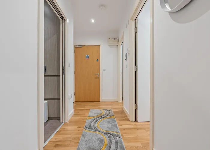 Spacious Flat - Sleeps 8 - View Centre *