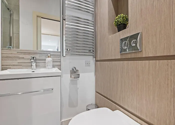 Spacious Flat - Sleeps 8 - View Centre * Leeds (West Yorkshire)