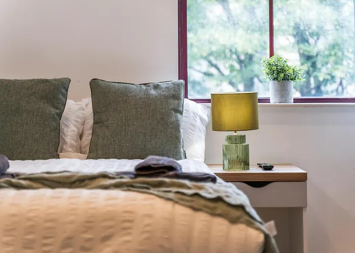 Spacious Flat - Sleeps 8 - View Centre Apartment *