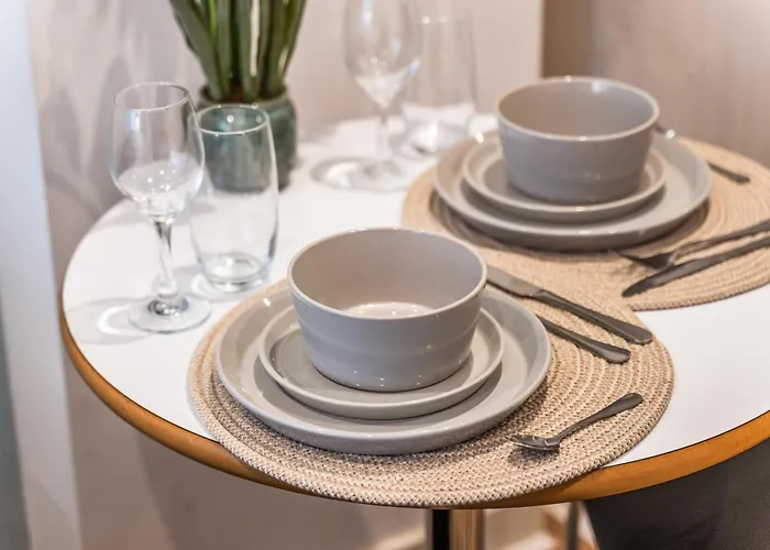 Spacious Flat - Sleeps 8 - View Centre *