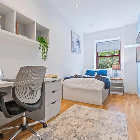 Spacious Flat - Sleeps 8 - View Centre