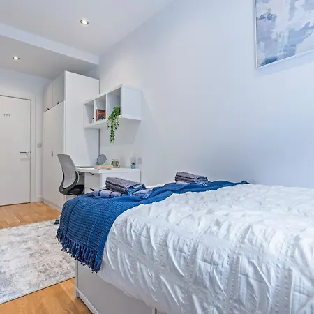 Spacious Flat - Sleeps 8 - View Centre *