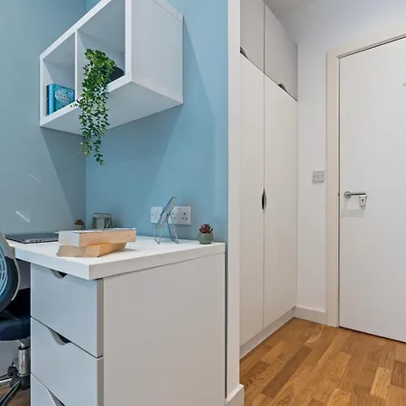 Spacious Flat - Sleeps 8 - View Centre 리즈