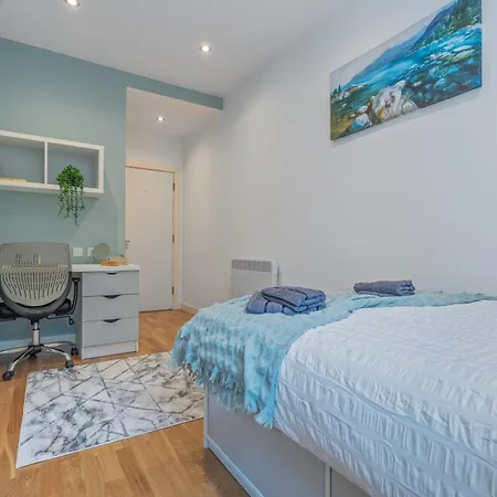 Spacious Flat - Sleeps 8 - View Centre 아파트