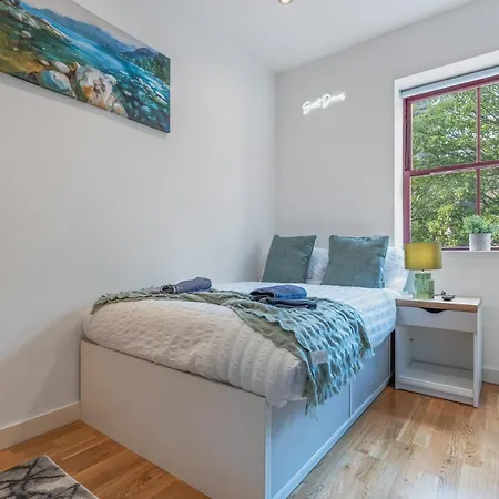 Spacious Flat - Sleeps 8 - View Centre 아파트 리즈