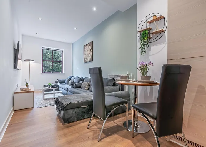 Spacious Flat - Sleeps 8 - View Centre *