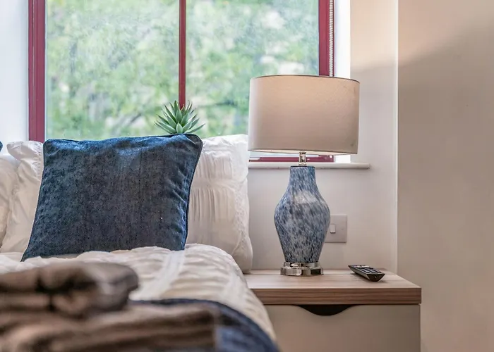 Апартаменти Spacious Flat - Sleeps 8 - View Centre *