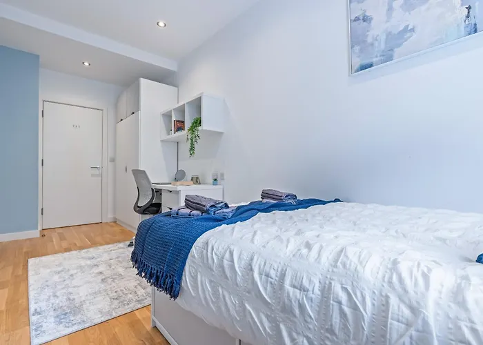 Spacious Flat - Sleeps 8 - View Centre *