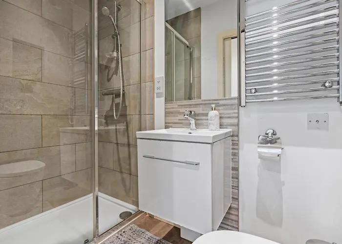 Spacious Flat - Sleeps 8 - View Centre