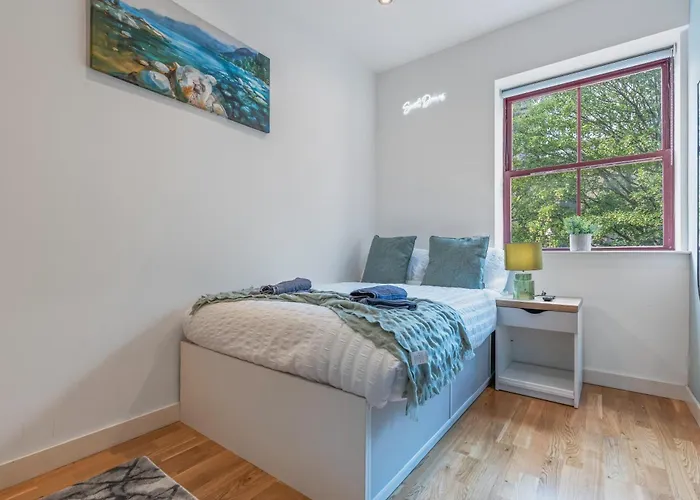 Spacious Flat - Sleeps 8 - View Centre Апартаменти Лідс